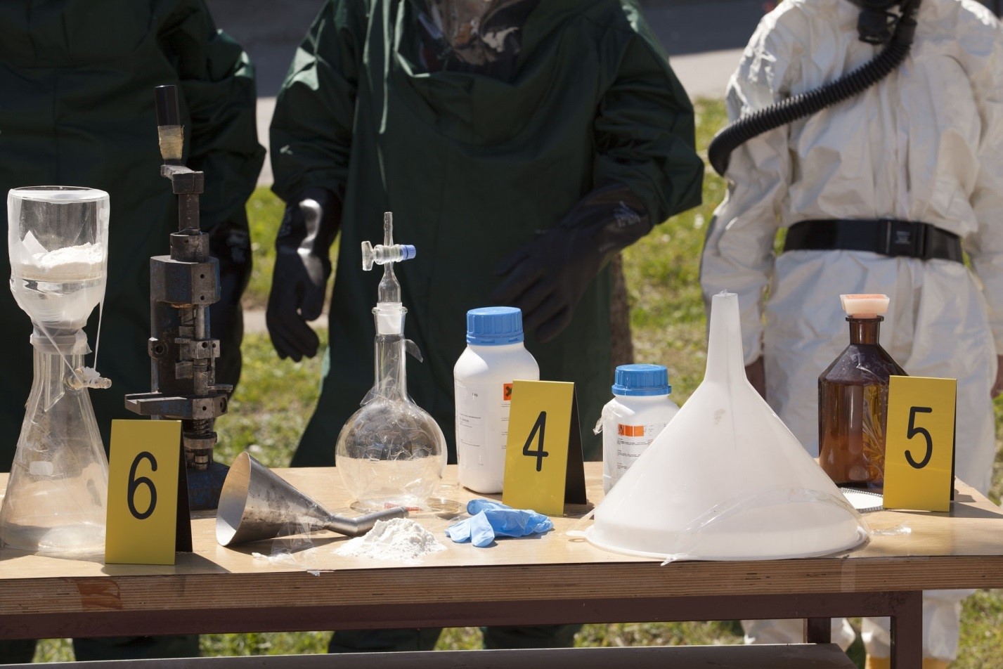 Drogová laboratoř - nalezené vzorky ležící na stole